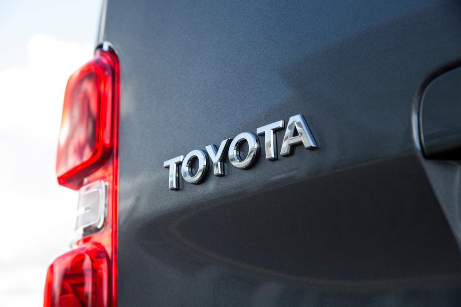 Логотип Toyota ProAce Verso VIP 2018 года  (UK) (фото 15 из 30)